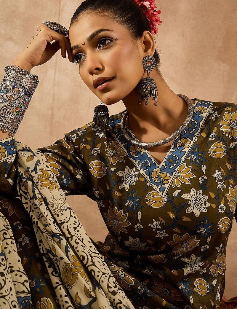 Women Floral Printed Regular Pure Cotton Kurta with Trousers & With Dupatta