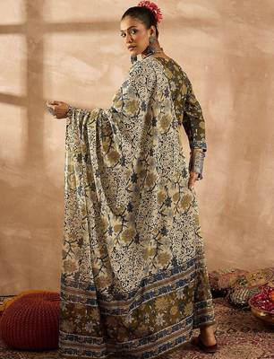 Women Floral Printed Regular Pure Cotton Kurta with Trousers & With Dupatta 4