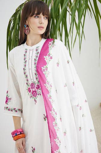 Floral Embroidered Thread Work Pure Cotton Kurta With Trousers & Dupatta