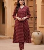 Women Printed Pleated Pure Cotton Kurta with Trousers