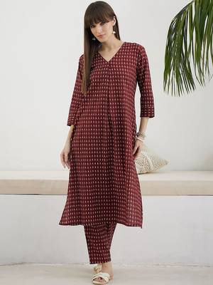 Women Printed Pleated Pure Cotton Kurta with Trousers 6