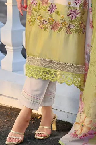 Floral Embroidered Regular Thread Work Kurta With Trouser & Dupatta
