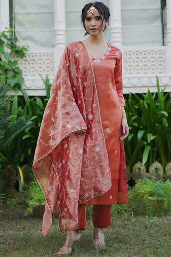Women Floral Embroidered Regular Liva Kurta with Trousers & With Dupatta