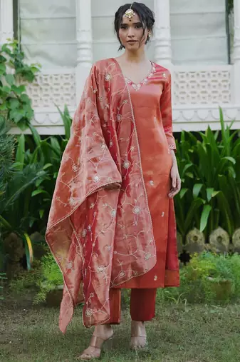 Women Floral Embroidered Regular Liva Kurta with Trousers & With Dupatta