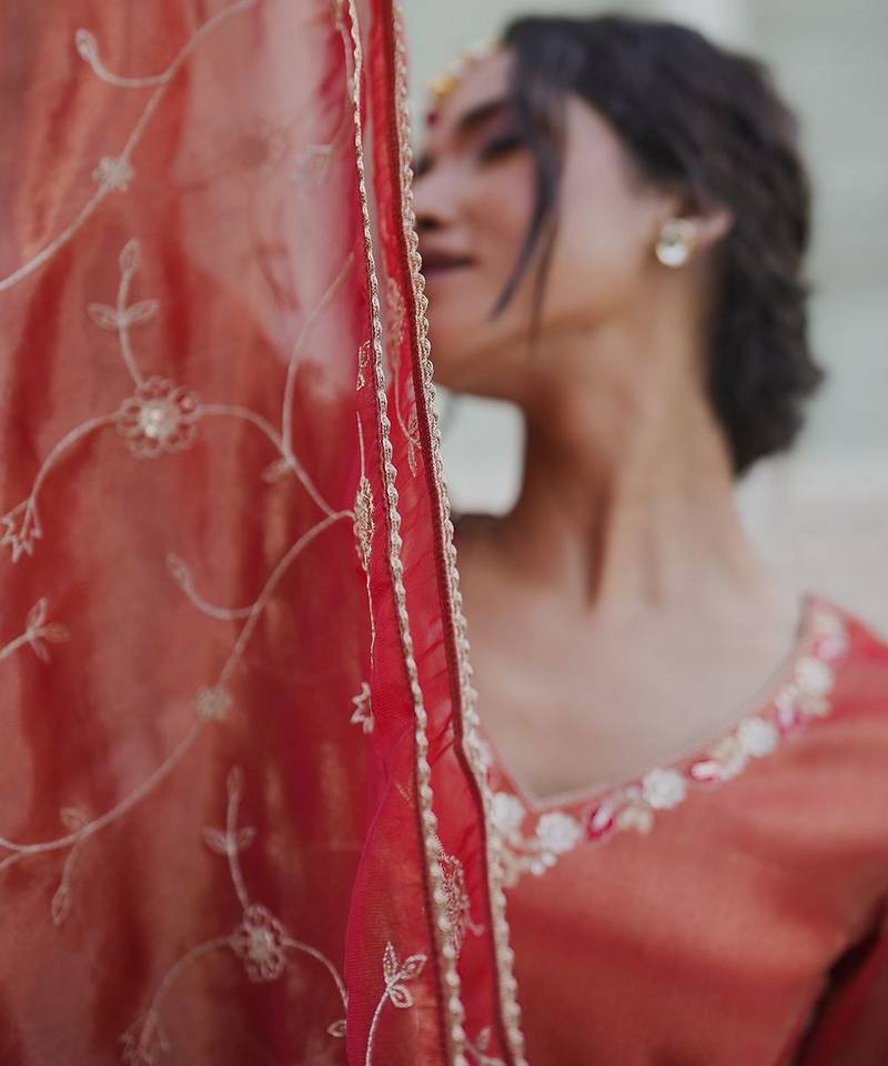 Women Floral Embroidered Regular Liva Kurta with Trousers & With Dupatta