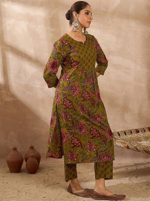 Floral Printed Notch Neck Pure Cotton Kurta With Trousers 3