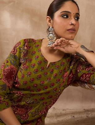 Floral Printed Notch Neck Pure Cotton Kurta With Trousers 7