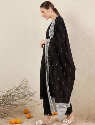 Women Floral Embroidered Cotton Kurta with Trousers & Dupatta 4