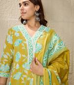 Floral Printed V-Neck Pure Cotton Straight Kurta With Trousers And Dupatta