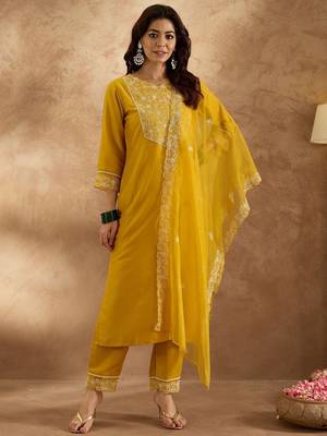 Women Floral Embroidered Regular Thread Work Kurta with Trousers & With Dupatta 1