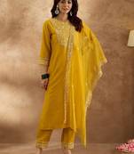 Women Floral Embroidered Regular Thread Work Kurta with Trousers & With Dupatta