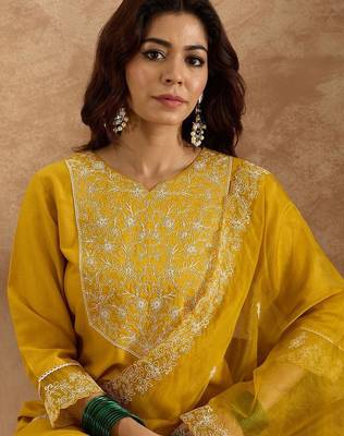 Women Floral Embroidered Regular Thread Work Kurta with Trousers & With Dupatta 2