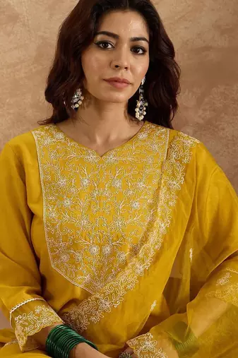 Women Floral Embroidered Regular Thread Work Kurta with Trousers & With Dupatta