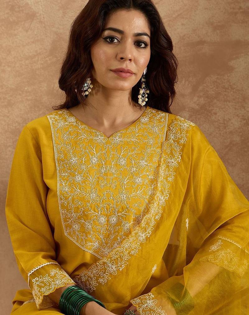 Women Floral Embroidered Regular Thread Work Kurta with Trousers & With Dupatta