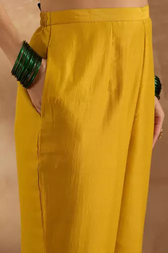 Women Floral Embroidered Regular Thread Work Kurta with Trousers & With Dupatta