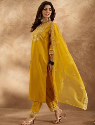 Women Floral Embroidered Regular Thread Work Kurta with Trousers & With Dupatta 5