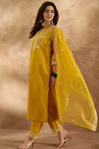 Women Floral Embroidered Regular Thread Work Kurta with Trousers & With Dupatta