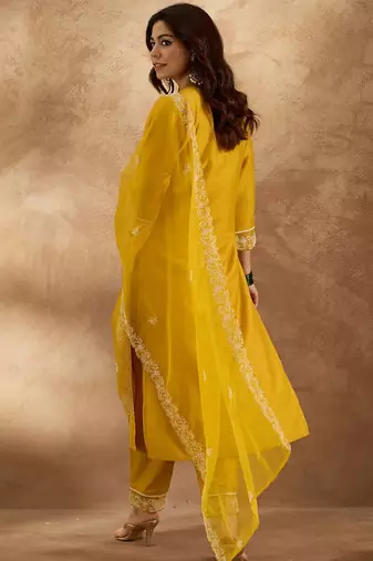 Women Floral Embroidered Regular Thread Work Kurta with Trousers & With Dupatta