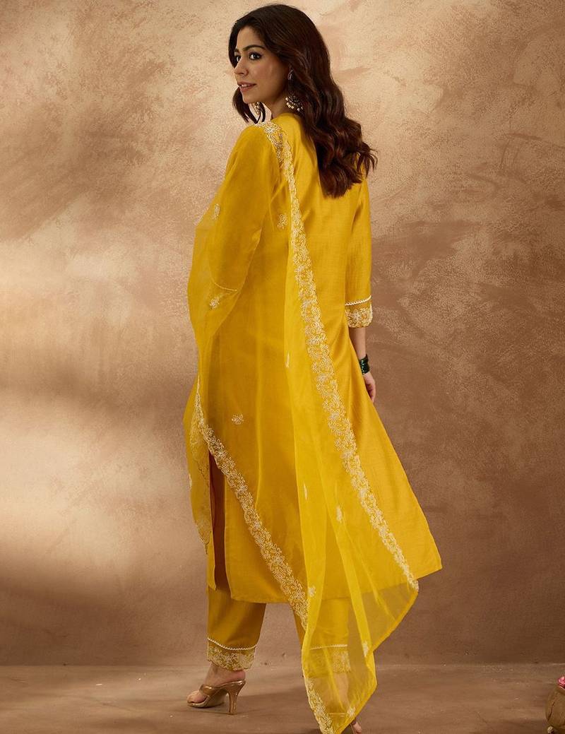 Women Floral Embroidered Regular Thread Work Kurta with Trousers & With Dupatta