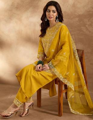 Women Floral Embroidered Regular Thread Work Kurta with Trousers & With Dupatta 7