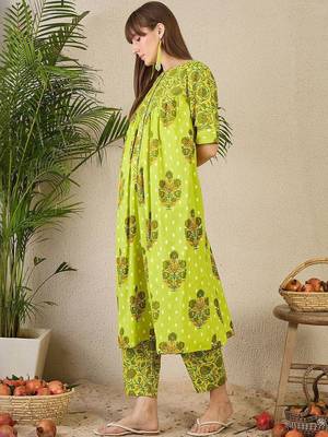 Women Ethnic Motifs Printed Cotton A-Line Kurta with Trousers 3