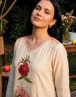 Women Floral Printed Regular Thread Work Pure Cotton Kurta with Trousers & With Dupatta 3