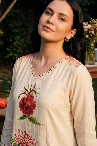 Women Floral Printed Regular Thread Work Pure Cotton Kurta with Trousers & With Dupatta