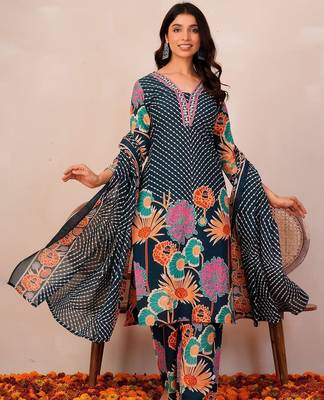 Women Floral Printed Regular Thread Work Pure Cotton Kurta with Palazzos & With Dupatta 6