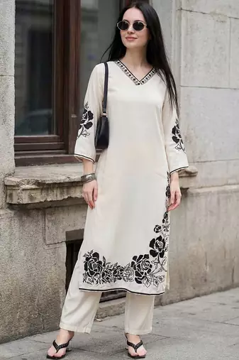 Women Floral Embroidered Regular Thread Work Kurta with Trousers
