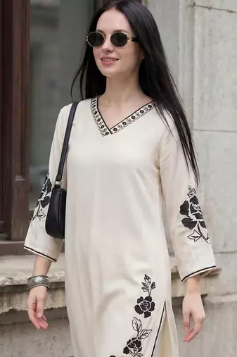 Women Floral Embroidered Regular Thread Work Kurta with Trousers