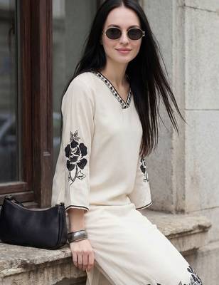 Women Floral Embroidered Regular Thread Work Kurta with Trousers 3