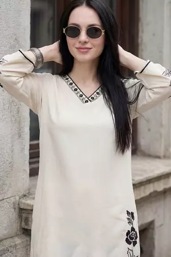 Women Floral Embroidered Regular Thread Work Kurta with Trousers