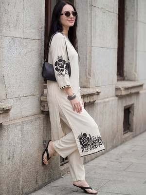 Women Floral Embroidered Regular Thread Work Kurta with Trousers 7