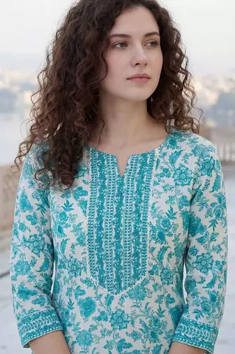 Women Floral Printed Regular Beads and Stones Kurta with Trousers & With Dupatta