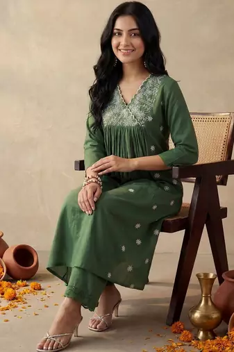 Women Ethnic Motifs Embroidered Panelled Thread Work Kurta with Palazzos