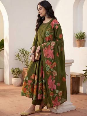 Women Floral Empire Thread Work Pure Cotton Kurta with Palazzos & With Dupatta 5