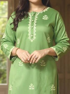 Women Ethnic Motifs Embroidered Kurta with Trousers 2