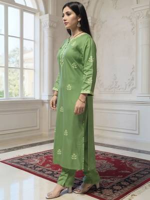 Women Ethnic Motifs Embroidered Kurta with Trousers 3
