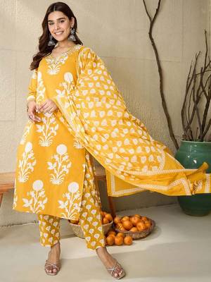 Floral Printed V-Neck Pure Cotton Straight Kurta With Trousers & Dupatta 2