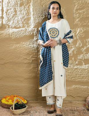 Women Ethnic Motifs Embroidered Kurta with Trousers & Dupatta 1