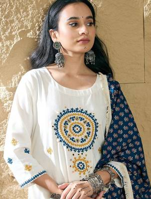 Women Ethnic Motifs Embroidered Kurta with Trousers & Dupatta 2