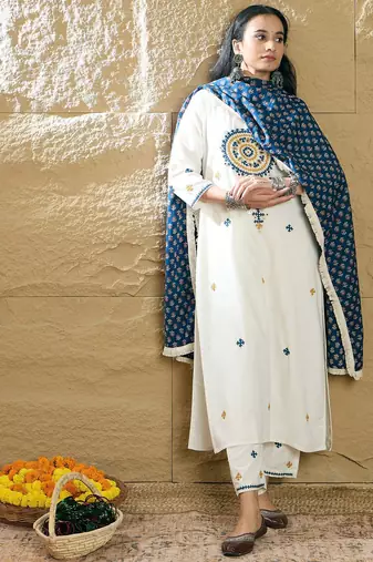 Women Ethnic Motifs Embroidered Kurta with Trousers & Dupatta