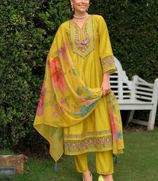 Women Floral Embroidered Kurta with Trousers & Dupatta