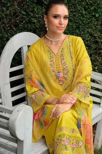 Women Floral Embroidered Kurta with Trousers & Dupatta