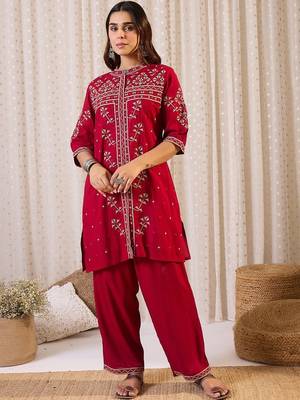Women Geometric Embroidered Kurta with Trousers 1