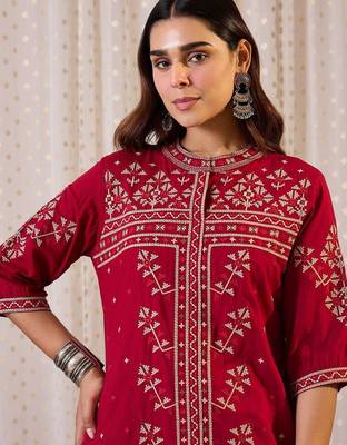 Women Geometric Embroidered Kurta with Trousers 2