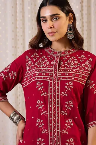 Women Geometric Embroidered Kurta with Trousers