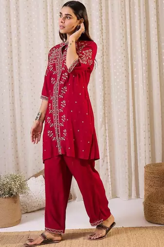 Women Geometric Embroidered Kurta with Trousers