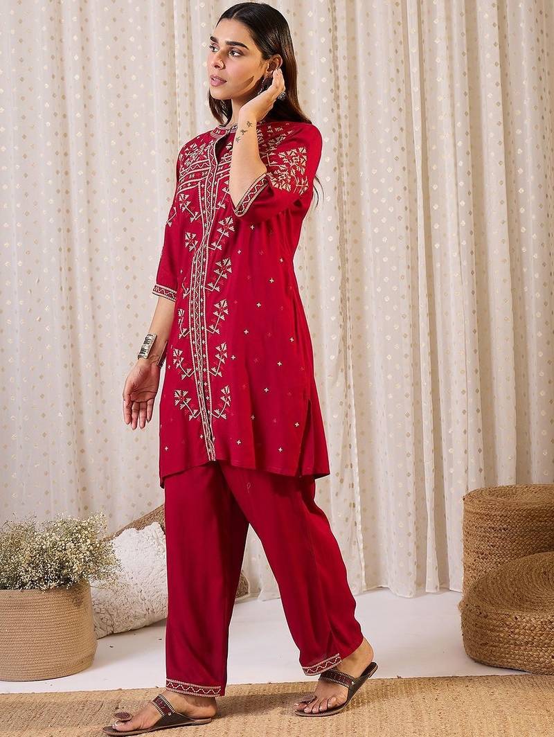 Women Geometric Embroidered Kurta with Trousers