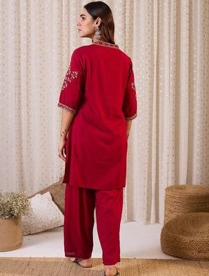Women Geometric Embroidered Kurta with Trousers 4